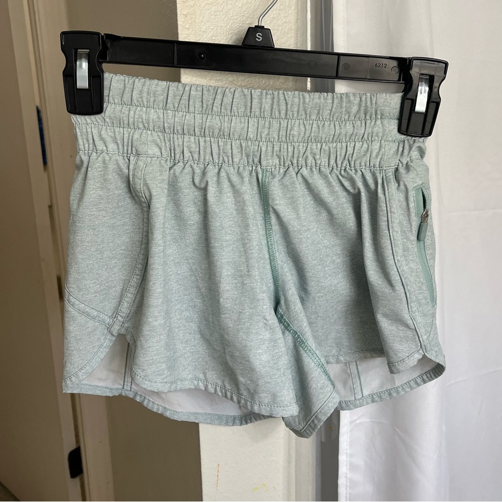 Lululemon hotty hots, RARE not sold anymore, teal mint color size 0, 3 inch tall